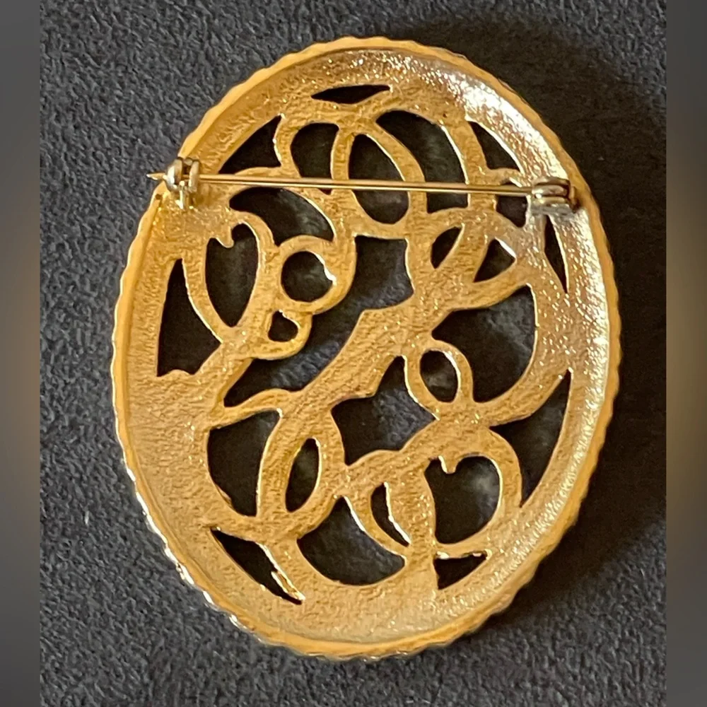 Vintage gold tone, swirl, pin. Beautiful scroll trim.